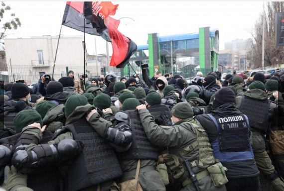 Столкновения возле канала «Наш» в Киеве — активисты хотят закрыть и его, скриншот видео