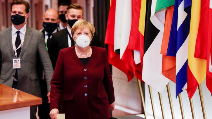 Меркель лично пообщалась с немцами о локдауне и дистанционке