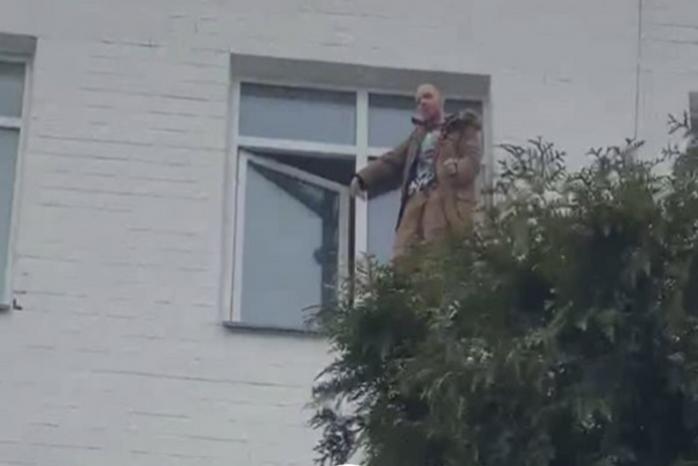 Задержанный у канала «НАШ» воин АТО грозит броситься из окна в полиции