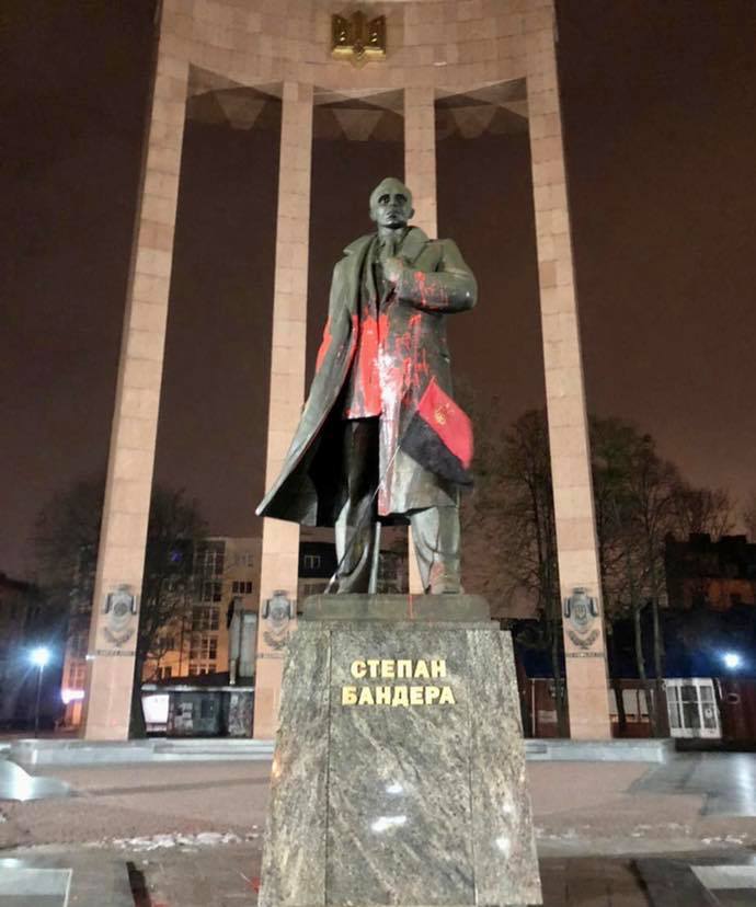 Пам'ятник Степану Бандері у Львові спаплюжили вандали. Фото: Facebook