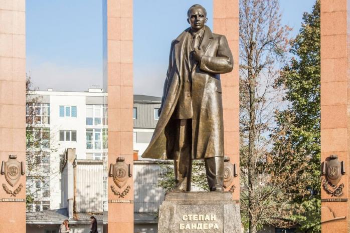 Памятник Степану Бандере во Львове осквернили вандалы. Фото: lia.lvivcenter