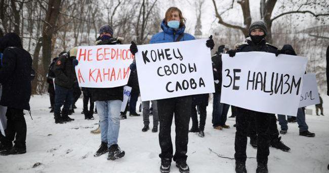 Зеленского пикетируют возмущенные сторонники каналов Медведчука. Фото: РБК-Украина
