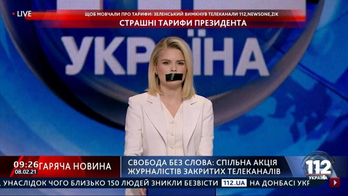 На закритих каналах Медведчука мовчанка — журналісти заклеїли роти, скріншот відео