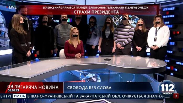 На закритих каналах Медведчука мовчанка — журналісти заклеїли роти, скріншот відео