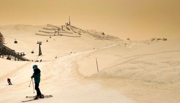 Цветной снег выпал в Европе – метеорологи объяснили причину. Фото: Instagram