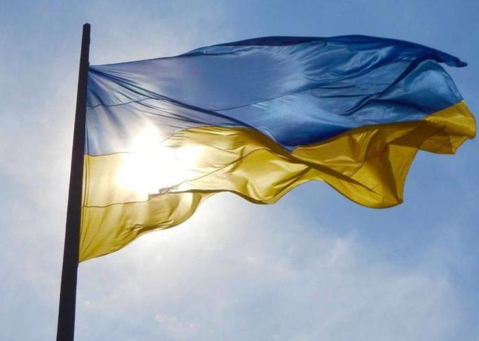 Самый большой флаг Украины в Киеве внезапно приспустили. Фото: korrespondent.ne