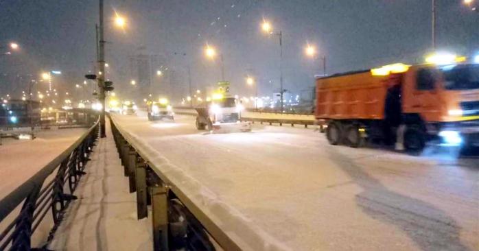 Україні потерпає від сильного снігопаду, фото: КМДА