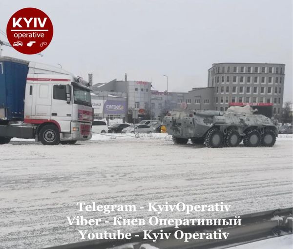 Киев от снега спасают уже на БТР. Фото: Facebook