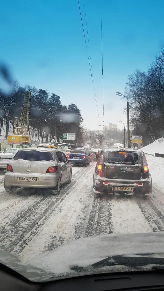 Київ від снігу рятують вже на БТР. 