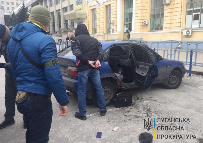 У Харкові затримали агента ФСБ, фото: Луганська обласна прокуратура