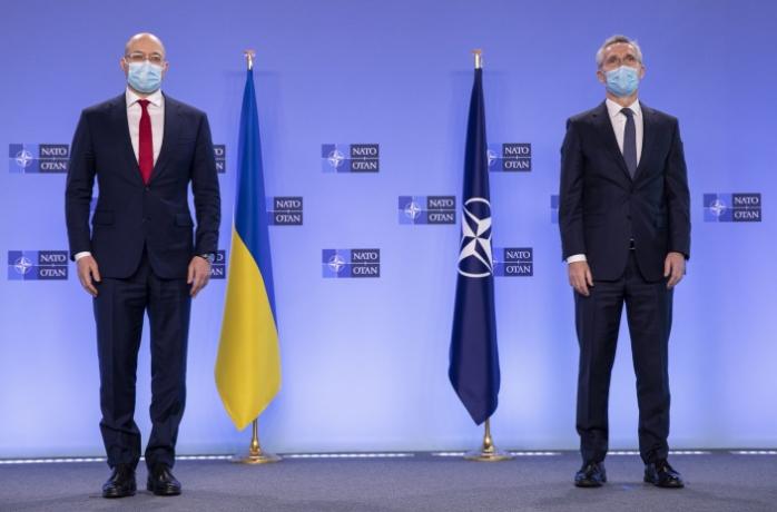 Двери НАТО открыты, Альянс полностью поддерживает Украину — Столтенберг