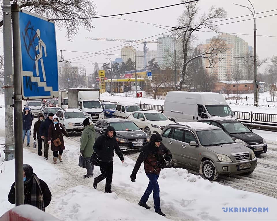 В столице продолжается транспортный хаос — снег в Киеве, фото — Укринформ