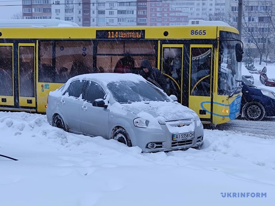 В столице продолжается транспортный хаос — снег в Киеве, фото — Укринформ