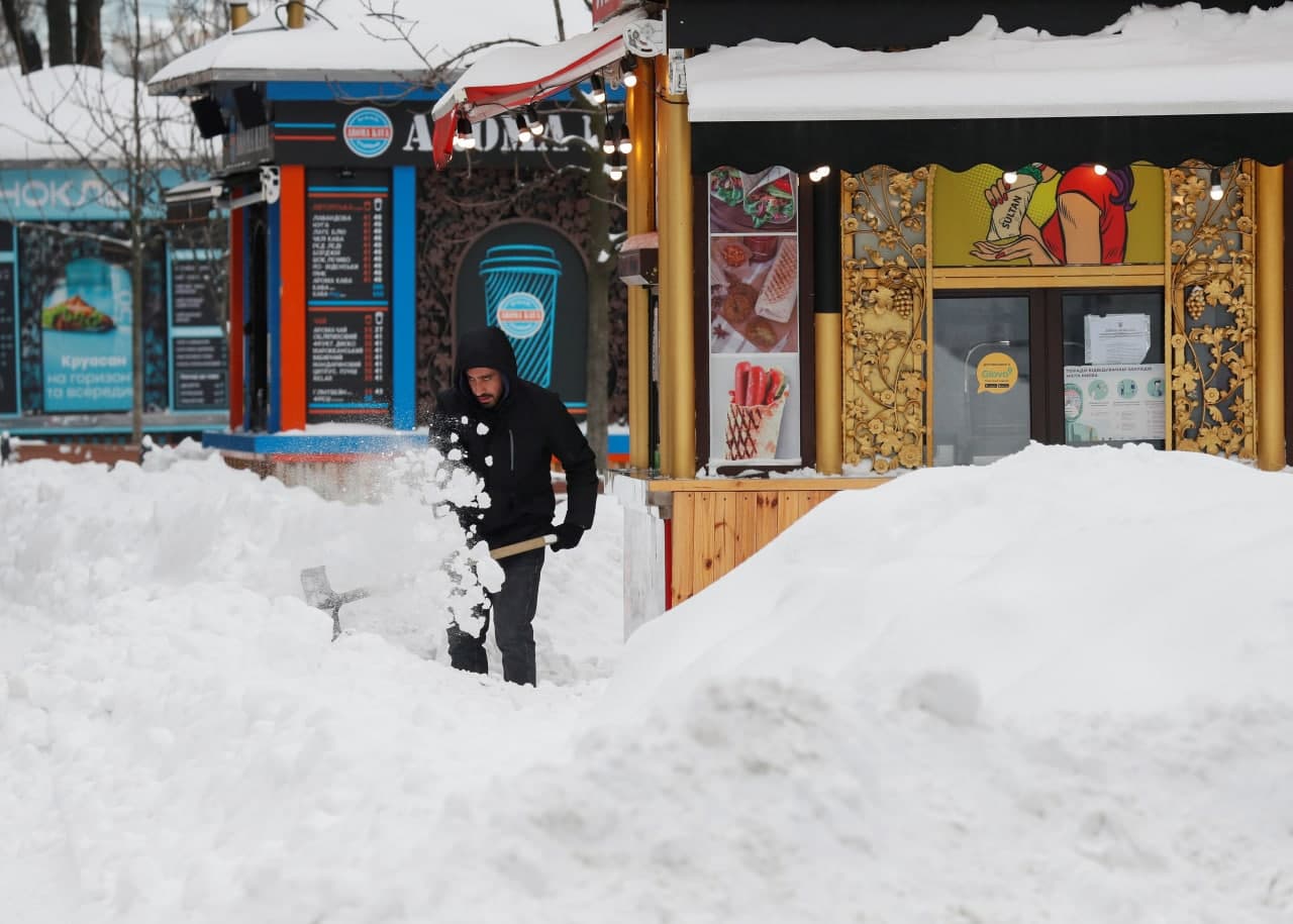 В столице продолжается транспортный хаос — снег в Киеве, фото — Прямой