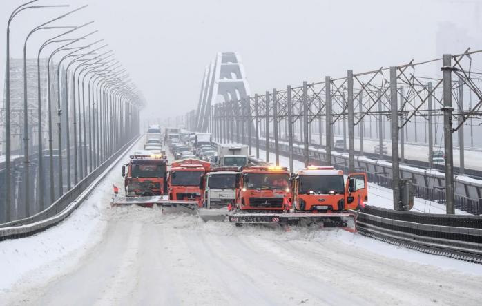 Снег в Киеве - в столице транспортный хаос