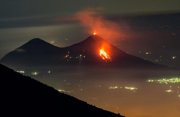 Вулкан в Гватемале выбросил столб пепла на три километра — извержение вулкана