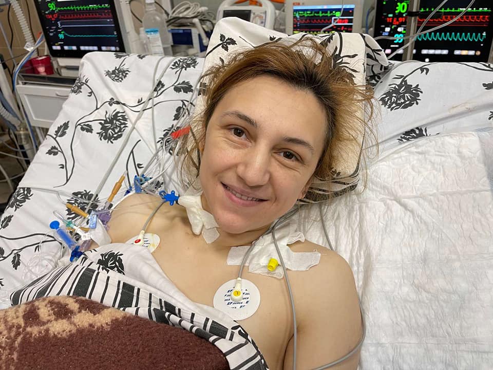 36-річна Оксана. Лише декілька годин тому їй пересадили нирку / Фото: Клінічна лікарня швидкої медичної допомоги Львова