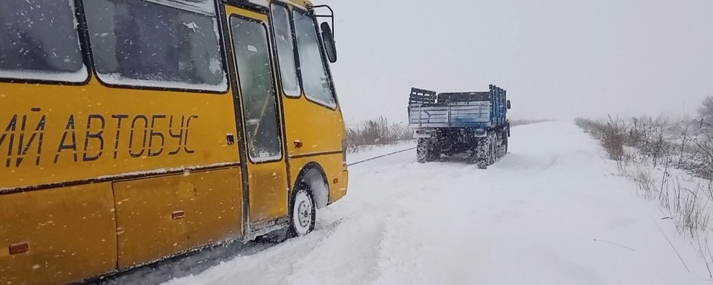 Школьный автобус застрял в снегу. Фото: Суспільне