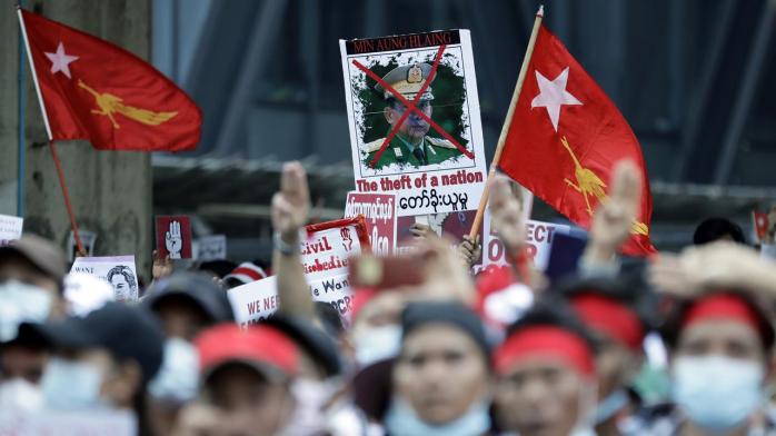 Переворот в Мьянме — на улицах бронетехника, военные отключили интернет