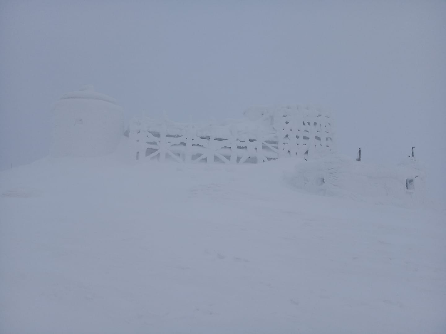 Сніг й далі блокує дороги, на заході знову прогнозують хуртовини, фото — Чорногірський рятувальний пост