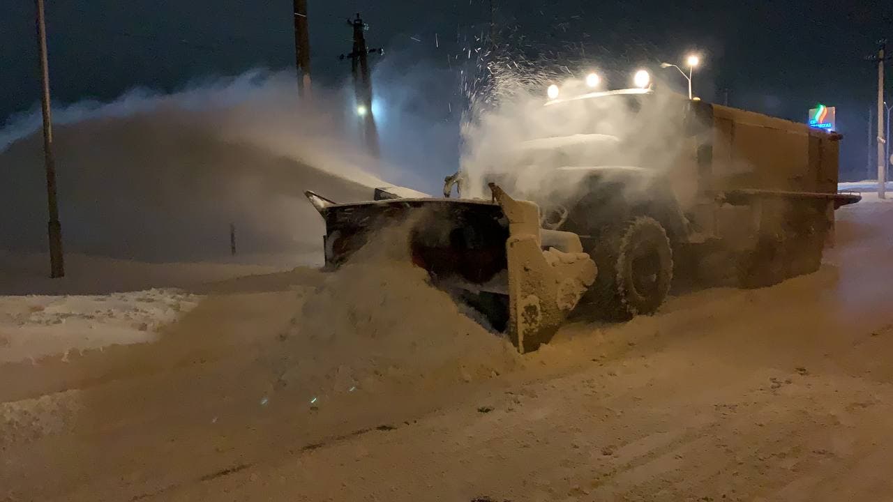 Сніг й далі блокує дороги, на заході знову прогнозують хуртовини, фото — ДСНС