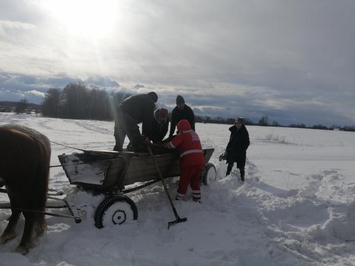 Из-за снежных заносов на Житомирщине больную девушку пришлось везти в больницу повозкой, фото: ГСЧС