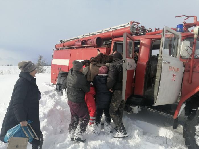 Из-за снежных заносов на Житомирщине больную девушку пришлось везти в больницу повозкой, фото: ГСЧС