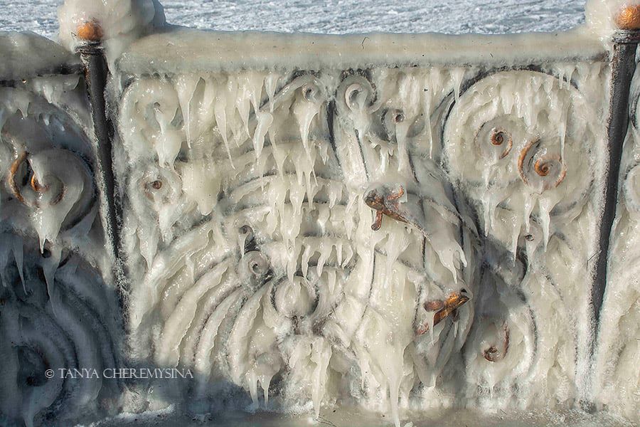 Набережная Бердянска превратилась в ледовую скульптуру. Фото: Татьяна Черемисина в Facebook