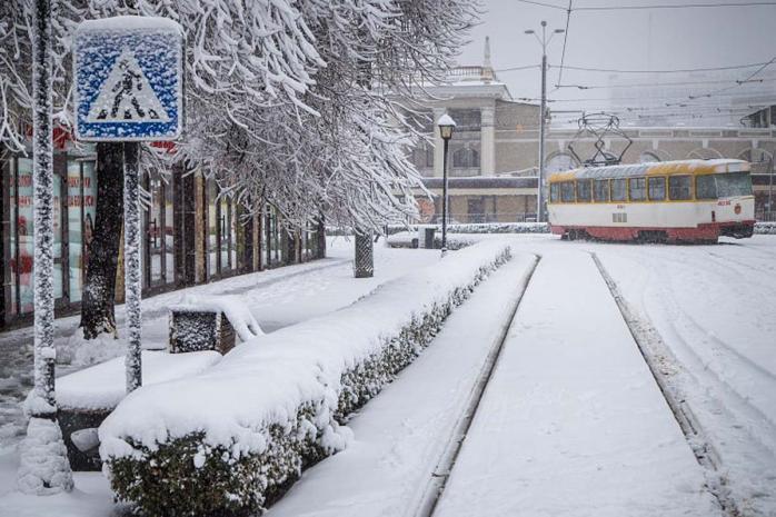 Снегопады в Украине ограничили движение транспорта в трех областях. Фото: news.24tv.ua