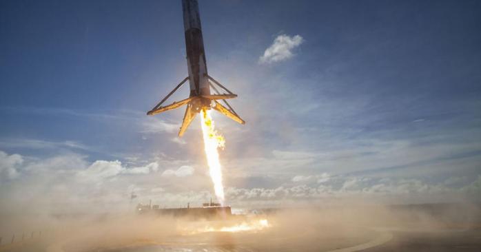 Ракета Falcon 9 не смогла приземлиться на платформу, фото: Ben Cooper