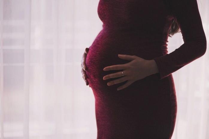 В Израиле впервые у беременной пациентки произошел выкидыш из-за COVID-19. Фото: spbdnevnik.ru