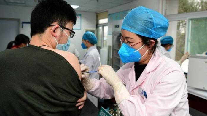 Замість COVID-вакцини аферист у Китаї продавав сольовий розчин. Фото: Reuters