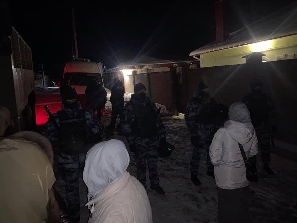К крымским татарам оккупанты ночью пришли с обысками. Фото: Facebook