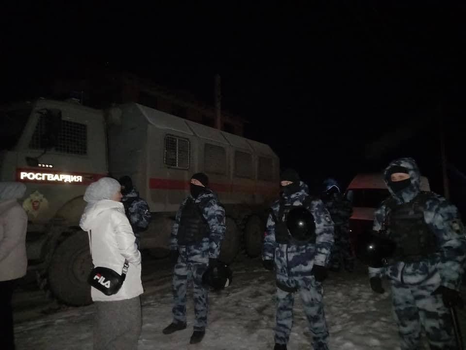 К крымским татарам оккупанты ночью пришли с обысками. Фото: Facebook
