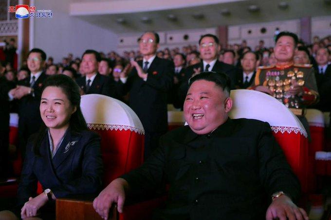 Жива і посміхається — дружина Кім Чен Ина вперше за рік з'явилася на публіці (ФОТО)