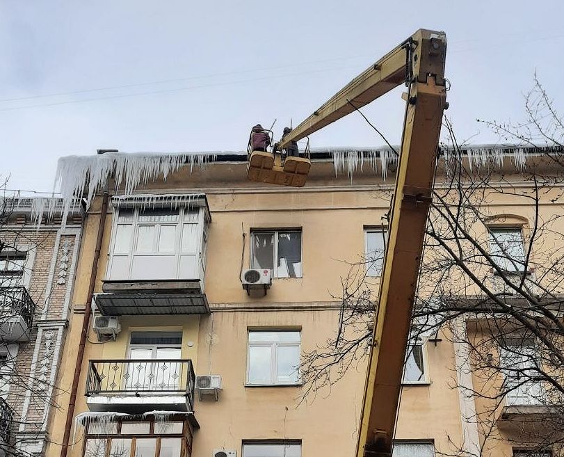 Альпинисты сбивают сосульки со зданий в Киеве. Фото: КГГА