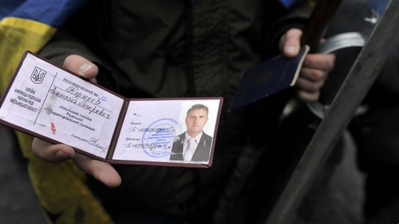 Удостоверение Анатолия Корнеева, убитого 20 января, нашли активисты Майдана. Фото: AFP