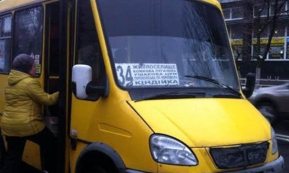 Школярів-відмінників возить безкоштовно водій маршрутки у Херсоні 