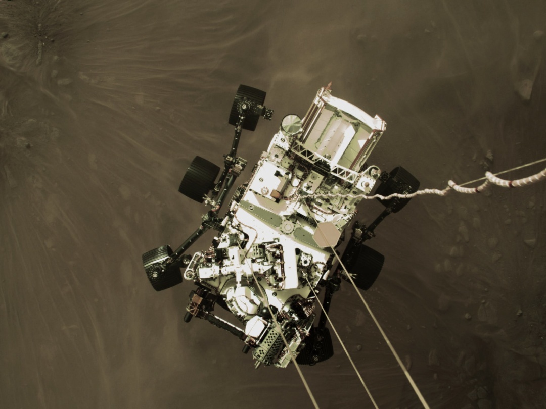 NASA получила сообщение от вертолета, который находится на марсоходе. Фото: NASA