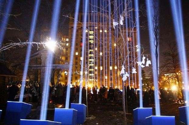 «Промені гідності» запалюють в Києві на честь героїв Небесної Сотні 