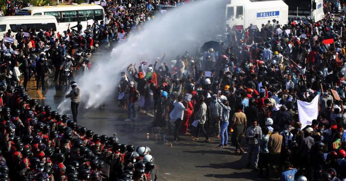 Під час протестів у М’янмі відкрили вогонь бойовими кулями, фото: Reuters