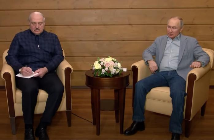 Лукашенко ретельно конспектував виступ Путіна — відео — новини світу