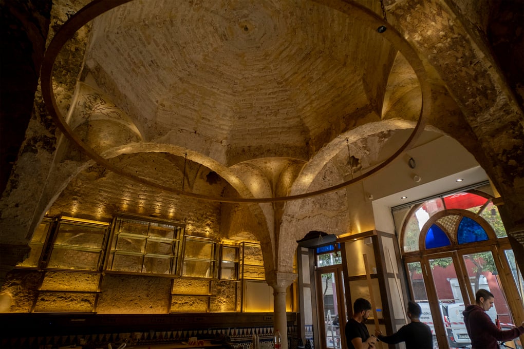 Древние турецкие бани обнаружили в Испании во время ремонта бара. Фото: The Guardian