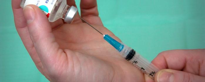 Вакцину Covishield від AstraZeneca зареєстрували, її везе в Україну міністр Степанов