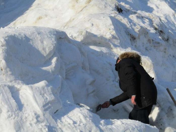 Снігову Лесю Українку витесали в Луцьку. Фото: Facebook