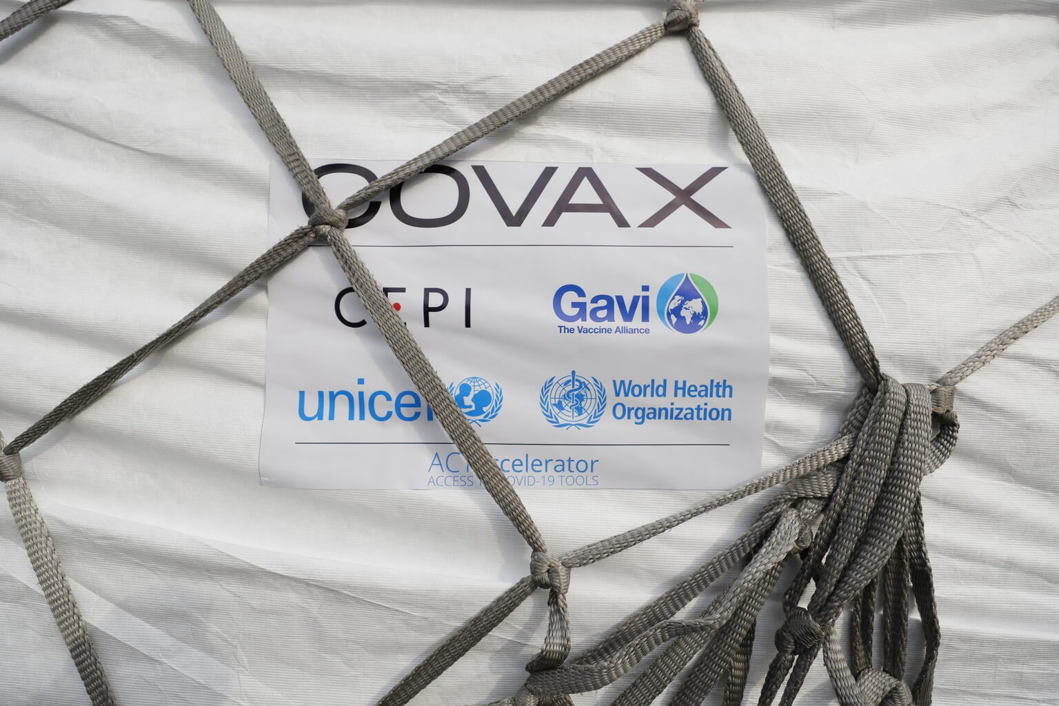 Перша поставка вакцини за програмою COVAX. Фото: WHO, UNICEF