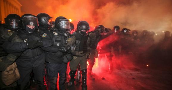 Протести біля офісу Зеленського супроводжувались сутичками. Фото: Цензор.НЕТ