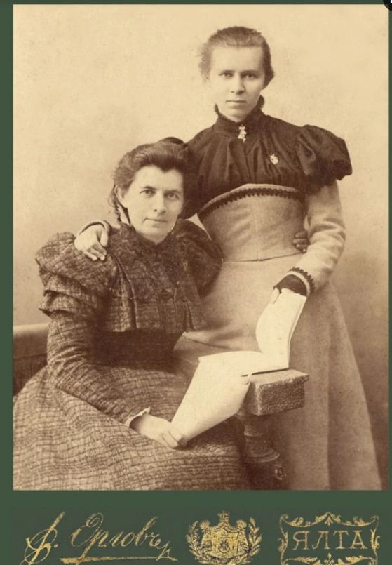 Леся Украинка с матерью, писательницей Еленой Пчилкой. Ялта, 1898