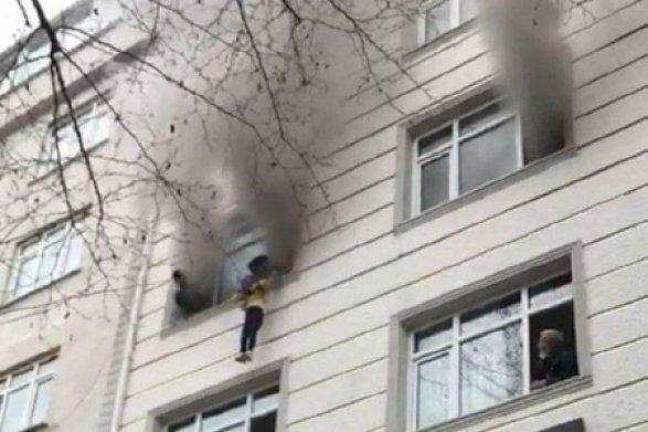 Мати викинула дітей з вікна багатоповерхівки під час пожежі в Туреччині