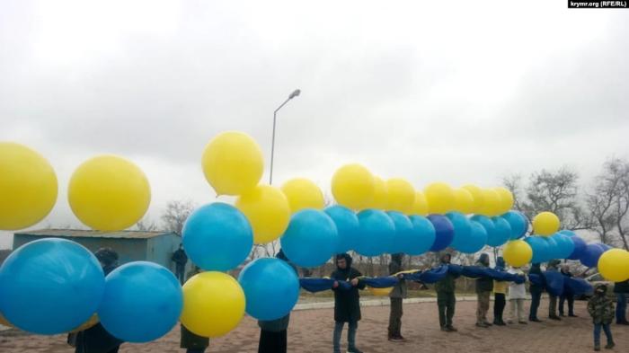 Флаг Украины запустили в сторону временно оккупированного Крыма, фото: «Крым.Реалии»